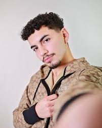 Alexis Romo's Instagram, Twitter & Facebook