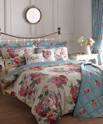 With A Timeless Vintage Inspired Floral Pattern The Camberley Duvet Set Collection Is An Instant Classic The Reversible Duvet Cover Is Fini Yatak Odasi Yatak