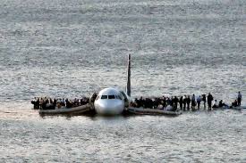 Kalkıştan çok kısa bir süre sonra uçak bir kaz sürüsüne çarpması ile iki motorunu da kaybeder. Sully S Survivors Reflect 10 Years After Miracle On The Hudson