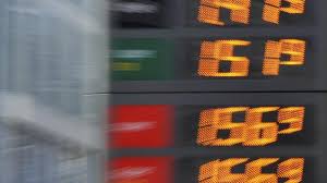 Dann sind die preise über den tag gesehen am niedrigsten, sodass sie bis zu 17 cent oder mehr pro liter sparen können. Adac Test An Welchem Tag Benzin Am Teuersten Ist Augsburger Allgemeine