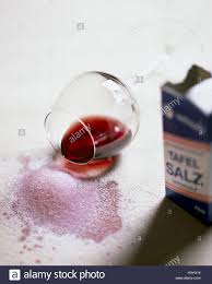 All das erfahrt ihr hier! Teppich Glas Wein Fleck Salz Stillleben Material Aufnehmen Teppichboden Boden Boden Boden Velours Samt Teppich Weiss Wein Rotwein Rotweinglas Niedergeschlagen Gefallen Vergrabt Pech Argerlich Fleck Fleck Entfernen Haus Bedeutet