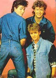 Schlaghosen, taillierte blusen, offenes brusthaar und plateauschuhe waren damals tatsächlich alltagsmode und nicht nur so manch einer durchlebt einen klassischen fremdschämmoment wenn er fotos aus den 80gern betrachtet. Pin Von Cynthia Meadows Auf 1001 80er Jahre Outfit 80er Modetrends 80er Jahre Mode