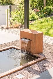 Modernes Gartendesign Mit Gfk Wasserbecken Und Cortenstahl Wasserfall Garten Design Brunnen Garten Und Garten