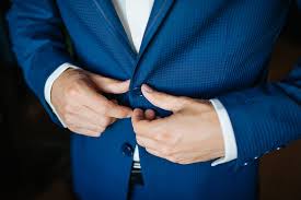 A peine le printemps passé que c'est déjà la période des galas, des entretiens et des mariages pour la plupart des étudiants (les mariages des autres bien entendu). Comment Choisir Son Costume De Mariage Gentleman Moderne