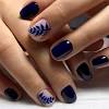 Las geniales uñas marineras con base blanca y detalles en azul y rojo son un modelo coqueto y según en la medida en la que se aplique la decoración, puede lucir bastante delicada, logrando embellecer. 1
