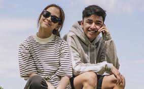 Karena abah ditipu oleh rekan bisnis, lalu mereka pindah ke sebuah desa kecil yang berada di jawa barat. Adhisty Zara Diduga Kuat Putus Dengan Zaki Pohan Usai Saling Unfollow Ig Sempat Bahas Selingkuh