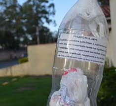 Bolsa de garrafa pet decoração com garrafa pet atividades artesanais reciclagem de garrafa pet garrafinhas de plástico garrafa pet artesanato decoração com garrafas crochê redondo sacolas. Mulher Cria E Espalha Porta Sacolinhas Em Sua Rua Para Diminuir Sujeira De Cachorro Portal Do Dog