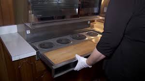 It was the headquarters for a staff of cooks who prepared meals for elvis, his family, entourage, and guests to the home. A Look Inside Elvis Presley S Kitchen In Graceland Daniel Scott Kitchens