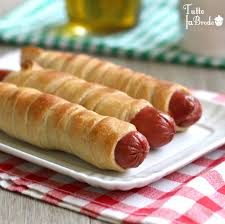 Srotolare la pasta sfoglia e adagiarla su un piano di lavoro. Torciglioni Di Wurstel Con Impasto Per Pizza Rosticceria Siciliana Tutto Fa Brodo In Cucina