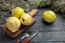 Denn wenn sie zu lange am baum hängen, passiert es relativ rasch, dass das fleisch im inneren der früchte verbräunt. Bilder Quitte Gratis Vektoren Fotos Und Psds
