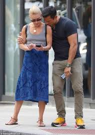 When mark consuelos and kelly ripa need a break from the city, they're able to jet set to multiple vacation homes. Kelly Ripa Receives A Kiss From Mark Consuelos During Romantic Stroll Mark Consuelos Kelly Ripa Victoria Secret Outfits