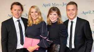 Georgië is de bijzondere locatie van wie is de mol 2018. Linda De Mol Zeigt Sich Mit Ihren Kinder Noa Und Julian Stern De