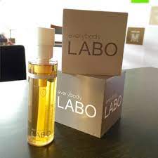 一支卸妝油可以有幾多功效 everybody labo 最新推出嘅foaming deep cleansing oil 除咗卸妝仲可以用來洗頭同沖涼 非常方便 金黃色嘅佢混合多種天然植物油 特別適合敏感肌使用 everybo hand soap bottle perfume bottles soap bottle
