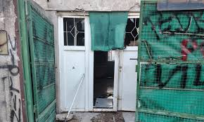 ¡Justicia Vecinal! Turba Furiosa Ataca Casa de Acusado de Abuso - Imagen principal del artículo