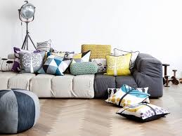 Model sofa yang sederhana, namun juga trendi dan gaya. Punya Rumah Mungil Ini 7 Kreasi Sofa Minimalis Untuk Ruang Tamu Kecil