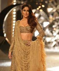 Kareena S 30 Kg Gold Lehenga Kareenakapoor Indiacoutureweek Boldskyfashionnews Fashionweek Rampwalk Couture Week Kareena Kapoor Saree Kareena Kapoor Khan