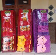 Kami adalah produsen kasur lantai atau karpet karakter bahan bulu ras pur yang berlokasi di semarang jawa tengah dan. Jual Kasur Lipat Bulu Rasfur 7 Boneka Cewek 160x180x6 Avidah Terbaru Juni 2021 Blibli