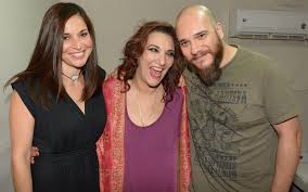 Με αυτά τα λόγια η ελέη βιτάλη κάλεσε στη σκηνή τον χρήσο θηβαίο και οι δύο τους τραγούδησαν την θρυλική «κιβωτό». Gene8lia Gia Thn Elenh Bitalh H Entypwsiakh Toyrta Kai To Mhnyma Ths Nyfhs Ths Balerias Koyroyph Fthis Gr