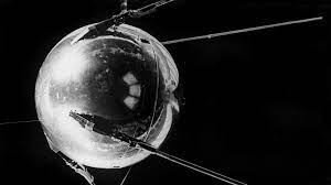 Sputnik ˈʃpʊtnɪk, ˈspʊtnɪk (russisch спутник für weggefährte, begleiter, in astronomischer bedeutung trabant und satellit) war der name der ersten zehn . 60 Jahre Sputnik Das Erste Piepsen Aus Dem Weltall