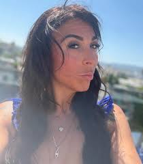 Hello! So nice to read everybody's shares and feel the bubbling inspiration  so many of you are presence-ing here! I'm a singer-songwriter, martial arts  instructor, artist, and community song facilitator. I also