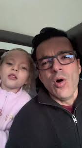 Enseñándole a la china los símbolos patrios… Se le hincha a uno el corazón  y nuestra querida Sori en el coro pasó la prueba