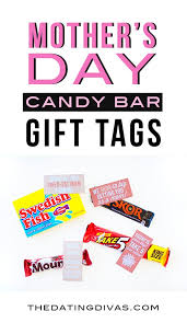 Looking for a quick and easy gift idea that's perfect for just about anyone?! Holiday Candy Bar Gift Tags