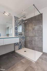 Salle de bains avec mur en carreaux de ciment. Salle De Bains Et Carreaux Ciment Bleus Pixcity Salle De Bainbaignoires Douches Homify Modern Style Bathroom Bathroom Style Small Bathroom Remodel