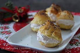 Versate 300 ml di acqua in una piccola casseruola a fondo spesso, unite una presa di sale e il burro a pezzetti e portate a bollore. Bigne Salati Con Mousse Di Prosciutto Una Semplice E Sfiziosa Idea