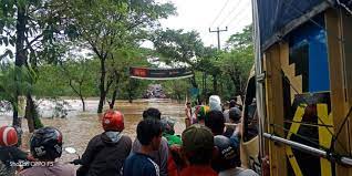 Ia menyampaikan banjir di karawang selama dua hari terakhir ini sudah meluas. Akibat Banjir Sungai Cibeet Akses Jalan Loji Karawang Terputus Sementara Mediapasti Com