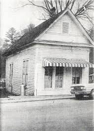This Was Once The Dentist Dr Perkins Office And Was Later The House Of Quilts Old Buildings Springville House Styles