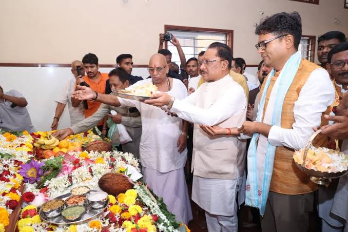 गुरु पूर्णिमा पर मुख्यमंत्री ने अघोर गुरु पीठ बनोरा में किए गुरु दर्शन, बाबा प्रियदर्शी राम से लिया आशीर्वाद – Jogi Express