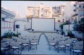 Συγκεκριμένα, υποδέχονται τους θεατές σε υπαίθριους χώρους με μάσκες και αποστάσεις. Ta Palia Sinema Twn Notiwn Proastiwn Alimos Online