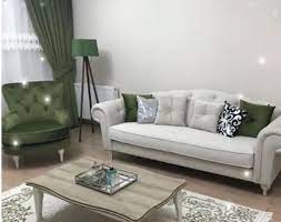 Yeşil sarı koltuk takımına uygun halı olarak da çizgili ve siyah beyaz halı kullanmak çarpıcı bir kombin yaratabilir. Yesil Koltuk Nasil Kombinlenir Dekorblog