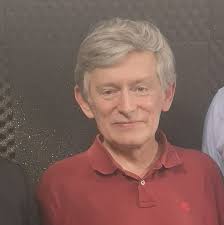 Prezydent Bełchatowa Patryk Marjan z głośnikiem podczas procesji Bożego  Ciała.