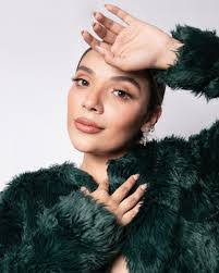 Ana Marks's Instagram, Twitter & Facebook