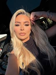 Yesterday's look + golden hour = 🔥 Went for a soft matte eye with no  winged liner this time. Just individual lash clusters to get that  flared-out shape. Kinda obsessed… this might