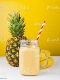 Foto De Smoothie Do Abacaxi E Da Banana Em Um Frasco De Vidro Com Uma Palha E Mais Fotos De Stock De Abacaxi Istock