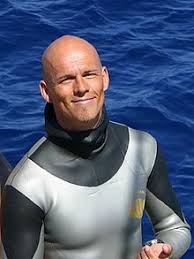 Le plongeon n'a duré que 3,58 secondes et l'arrivée dans l'étroit bassin de réception s'est faite à une vitesse de 123 km/h. Plongee En Apnee Wikipedia