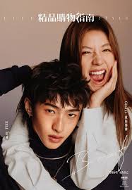 Lisa大方晒素颜逛街照坐路边喝红酒随性洒脱_新浪图片