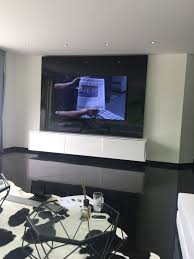 Geradlinige Und Edle Tv Wand Tv Wall Individual In Hochglanz Schwarz Hochglanz Weiss Wohnwand Weiss Hochglanz Wohnungseinrichtung Wohnzimmer Wohnen