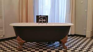 Vielseitige badmöbel bei badewannen.de in verschieden variationen und farben, hier ein auszug die frage nach dem richtigen material bestimmt bei einer badewanne über verschiedene faktoren. Freistehende Badewanne Aufnahme Von Berlin Gorki Apartments Tripadvisor