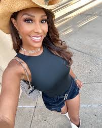 Runa Lucienne's Instagram, Twitter & Facebook