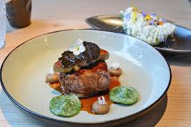 Irisches Rind Rossini Mit Foie Gras Truffel Madeirasauce Und Ochsenschwanz Ravioli Lebensmittel Essen Ochsenschwanz Truffel