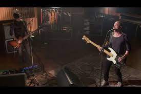 Voler de nuit le nouveau single de calogero extrait de l'album liberté chérie paroles : Calogero Decouvrez La Version Live De Son Nouveau Tube Voler De Nuit