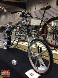 フレームをワンオフで製作し2014年の hotrod custom show に出展したカスタム自転車です フロントホイール はmongooseのモトマグをを加工し リヤホイールは100 リムに20 3 0のタイヤを装備 塗装はあえてせずに 無垢 custom bicycle chopper bike bike