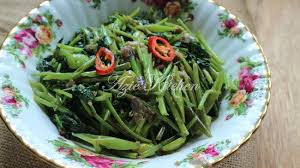 • 2 ikat kangkung • 1/2 buah tomat *potong kasar • garam, gula dan kaldu bubuk secukupnya • minyak u/ menumis secukupnya. Kangkung Kampung Goreng Belacan Azie Kitchen