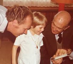 Juni 1972 in genf, schweiz) ist der sohn des letzten kronprinzen italiens und ehemaligen chefs des hauses savoyen vittorio emanuele und dessen ehefrau marina ricolfi doria. Il Principe Emanuele Filiberto Con I Nonni Ll Mm Re Umberto Ii E La Regina Maria Jose Il Principe Ha Voluto Condividere Sui Social Questi Splendidi Scatti