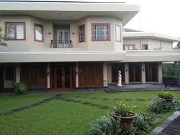 Halaman depan rumah minimalis mewah dan luas. Rumah Mewah Dan Halaman Luas Di Kawasan Kemang Selatan Jakarta