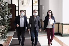 El portavoz de vox en el ayuntamiento arandino recomienda a su compañero de grupo que no se deje arrastrar por su decisión de aceptar responsabilidades de gobierno en contra de las directrices. Psoe A Formaliza Su Peticion De Suspension Temporal Del Portavoz De Vox Por Atentar Al Decoro Parlamentario