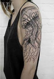 My Boyfriend Wants A Jellyfish Tattoo This One Isn T Too Girly Tattoos Arm Tattoo Hautfarbe Farben